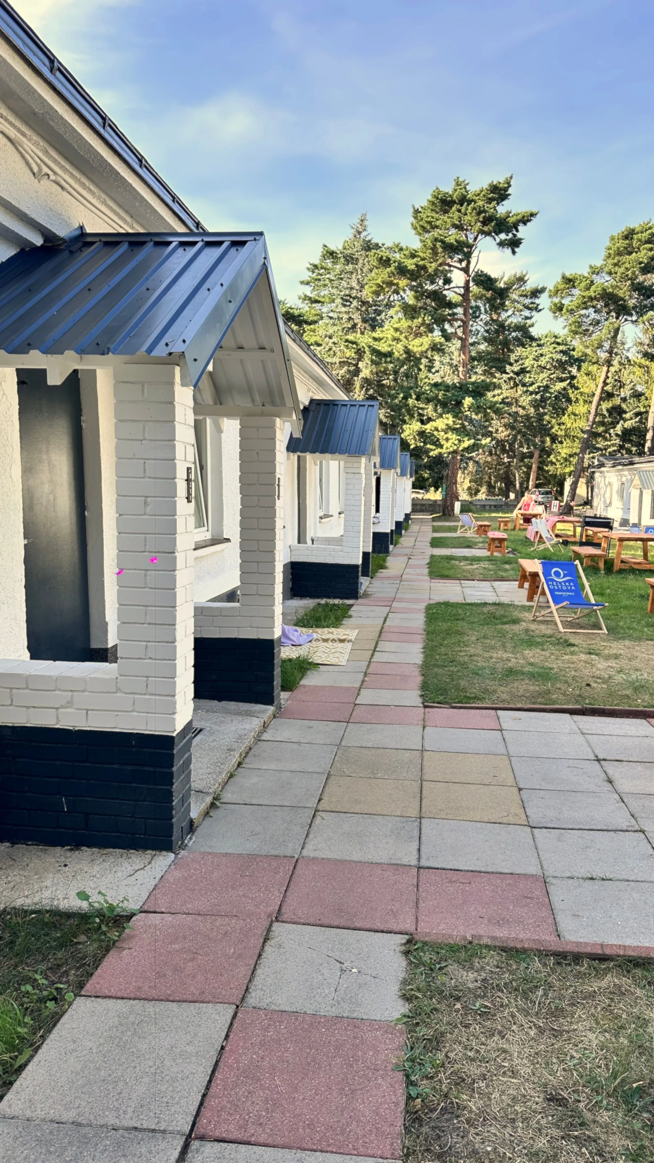 Wejścia do pokoi wśród sosen Helskiej Ostoi