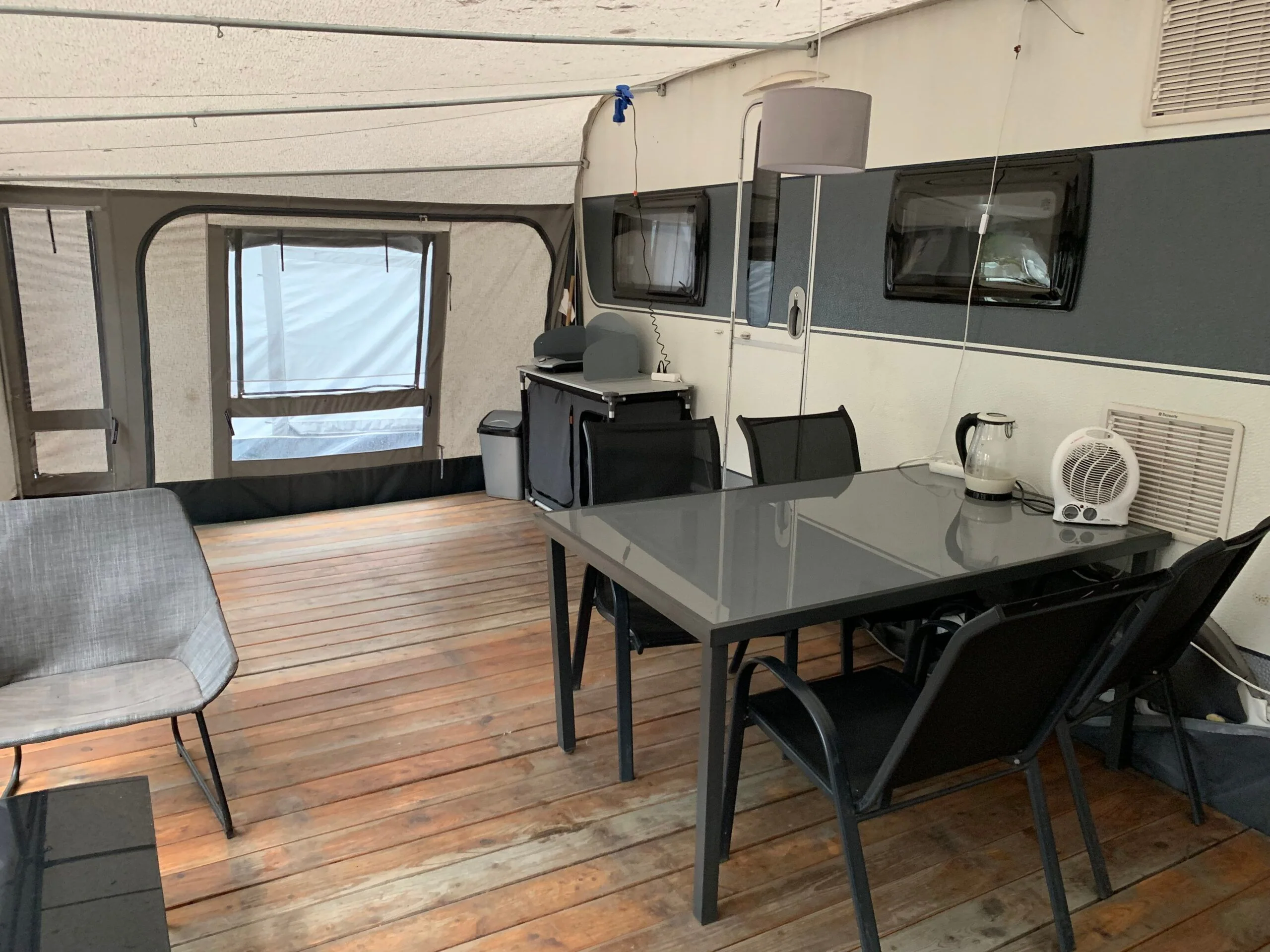 VIP 3: Hobby 650 KMFe. WC, TV, 3 metrowy przedsionek INACA.